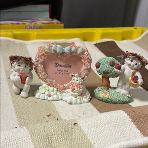 Dreamsicles Heart Frame with Figurines - Cream and Pink